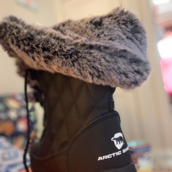 Brand new never worn got them as a gift but too small. - Picture 2 of 3